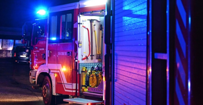 Ein Feuerwehrauto mit Blaulicht