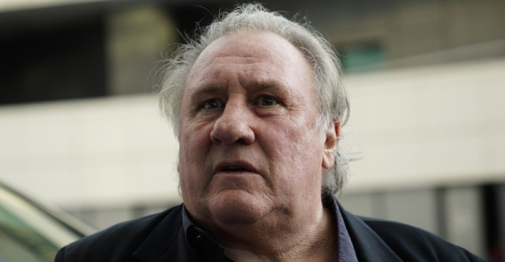 Gérard Depardieu in einem schwarzen Sakko