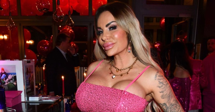 Gina-Lisa Lohfink mit einem pinken Outfit und offenen blonden Haaren