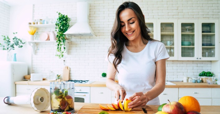 Frau schneidet Obst | Credit: iStock.com/Povozniuk
