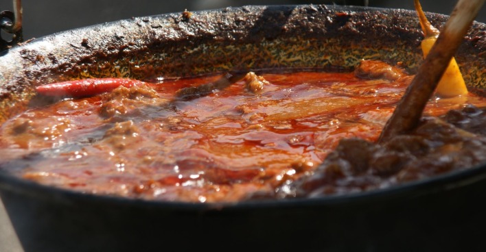 Gulasch kocht in einem Kessel