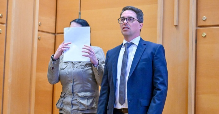 Hundehalterin Kerstin N. und ihr Strafverteidiger vor Gericht im März 2024