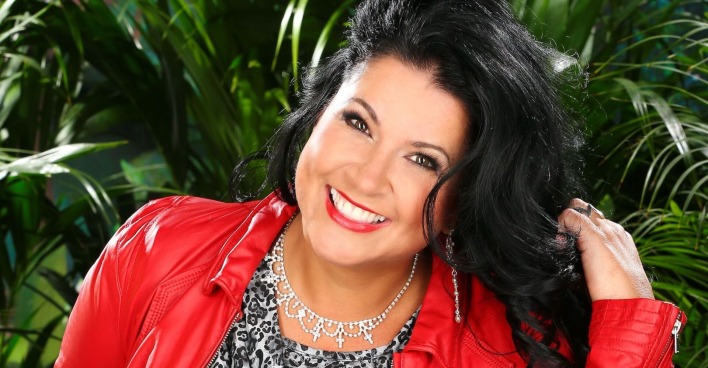 Iris Klein mit einer roten Lederjacke und einer silber Kette.