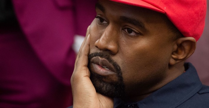 Kanye West mit einer roten Kappe.