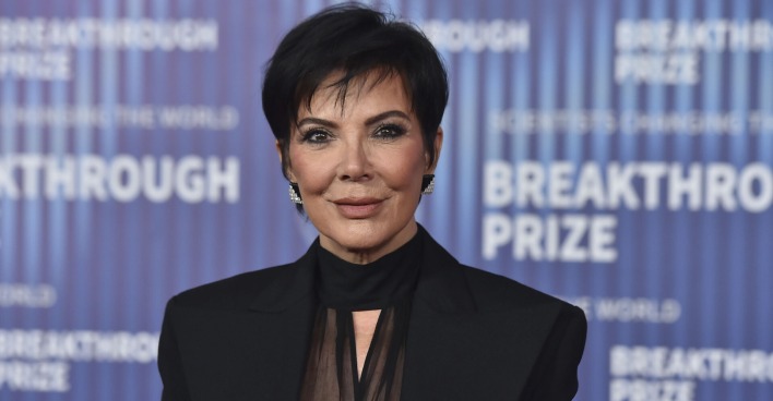 Kris Jenner mit einem schwarzen Sakko und kurzen dunklen Haaren.
