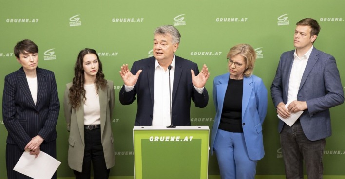(v.l.) Klubobfrau Sigrid Maurer (Grüne), Spitzenkandidatin Lena Schilling (Grüne), Vizekanzler Werner Kogler (Grüne), Klimaschutzministerin Leonore Gewessler (Grüne) und Landesrat Stefan Kaineder (Grüne)