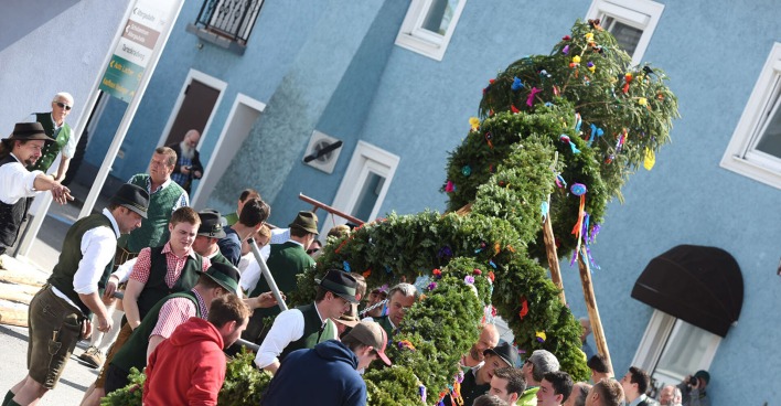 Maibaum wird aufgestellt | Credit: iStock.com/Spitzt-Foto