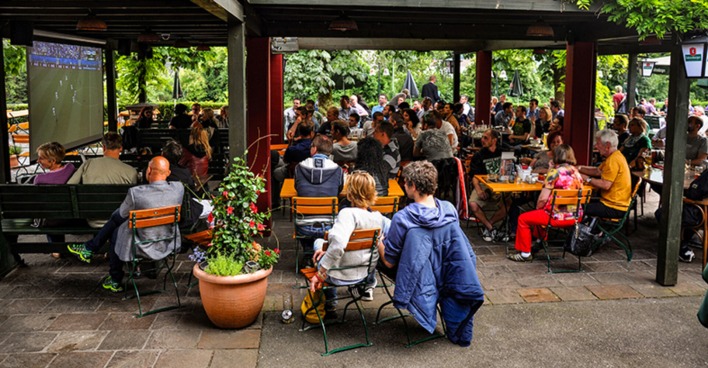 Zwei Beamer und ein Groß-TV im Gastgarten sorgen für beste Sicht auf die EM-Spiele.