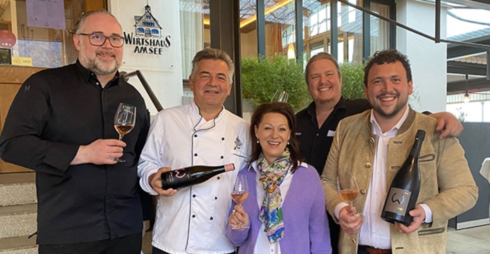 Küchenchef Christoph Neyer, Wirtepaar Martin und Daniela Berthold, Sommelier Florian Rapp und Winzer Ralf Waldschütz (v. li.)