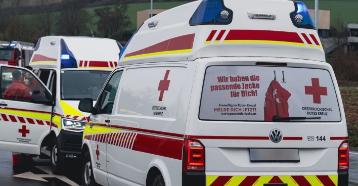 Zwei Rettungswagen an einem Einsatzort.
