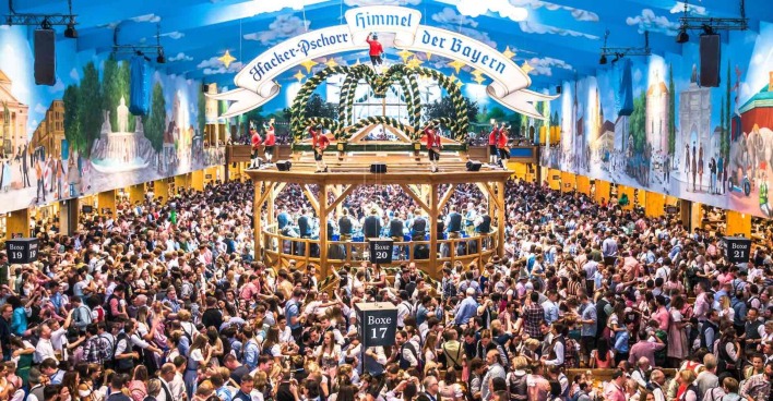 Viele Menschen in einem Zelt am Münchner Oktoberfest.