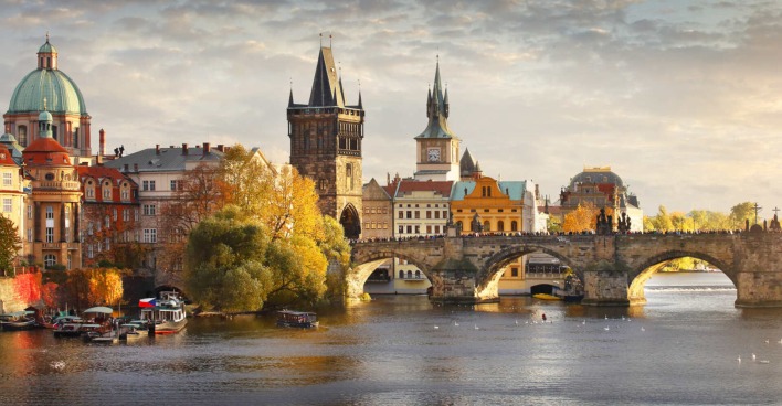 Eine Stadt mit bunten Gebäuden und einer Brücke im Morgenlicht