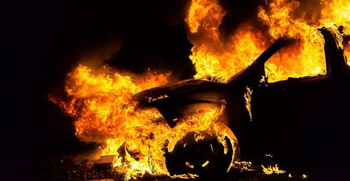 Ein Auto steht komplett in Flammen.