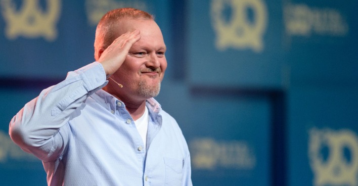 Stefan Raab mit einem hellblauen Hemd auf der Bühne.