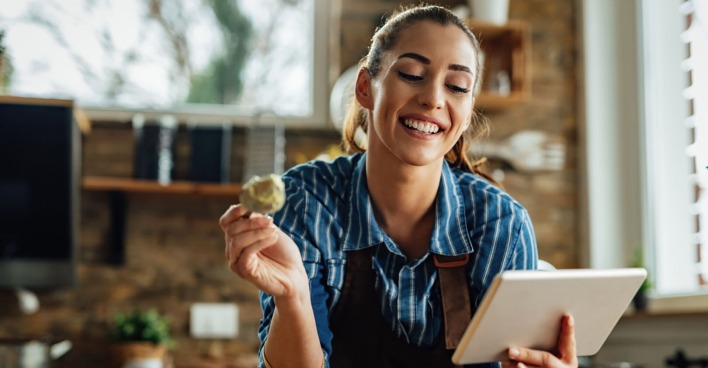 Frau sucht nach Rezepten im Internet | Credit: iStock.com/Drazen Zigic