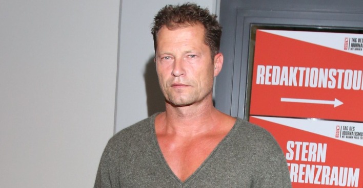 Till Schweiger in einem grauen Sweatshirt.