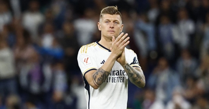 Toni Kroos klatscht in die Hände