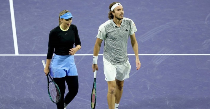 Paula Badosa und Stefanos Tsitsipas auf dem Tennisplatz.