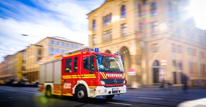 Eine Feuerwehrauto auf dem Weg zu einem Einsatz.