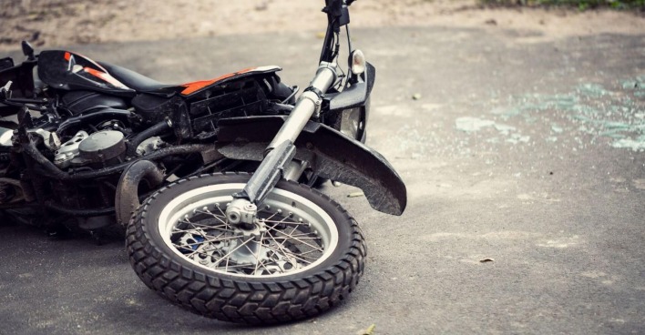 Ein Motorrad liegt nach einem Unfall auf der Straße.