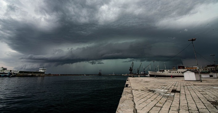 Unwetterfront zieht über einen Badeort am Meer.