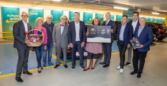 Preisverleihung in einer Parkgarage.