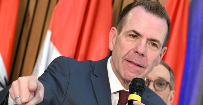 Harald Vilimsky hält eine Rede, Herbert Kickl im Hintergrund