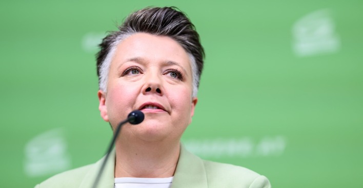 Olga Voglauer im Porträt bei der Pressekonferenz zur Verteidigung von Spitzenkandidatin Lena Schilling