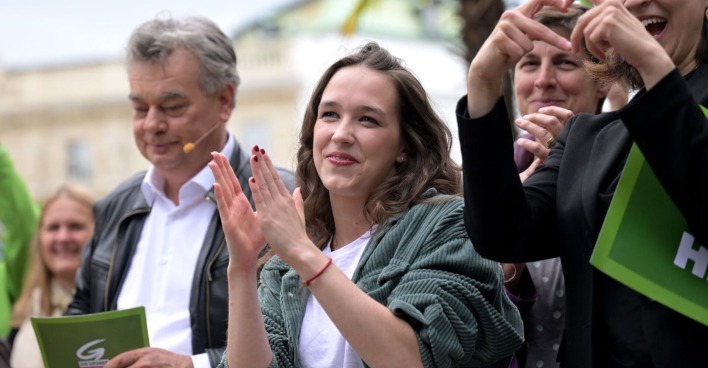 Werner Kogler, rechts neben ihm klatschend Lena Schilling, rechts neben ihr Justizministerin Alma Zadic.
