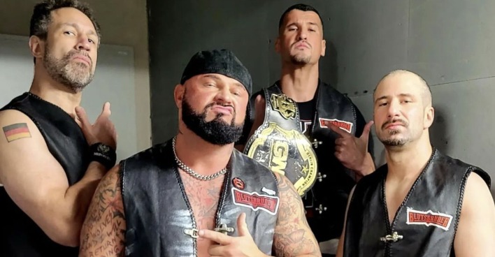 John "Bad Bones" Klinger mit seinen Kumpels.