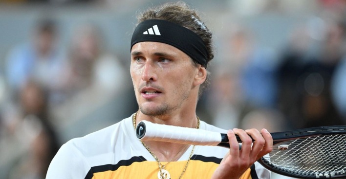 Alexander Zverev am Court, er hält seinen Tennisschläge in der Hand