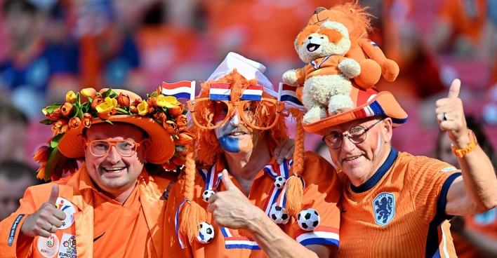 Drei verkleidete Niederlande-Fans im Stadion