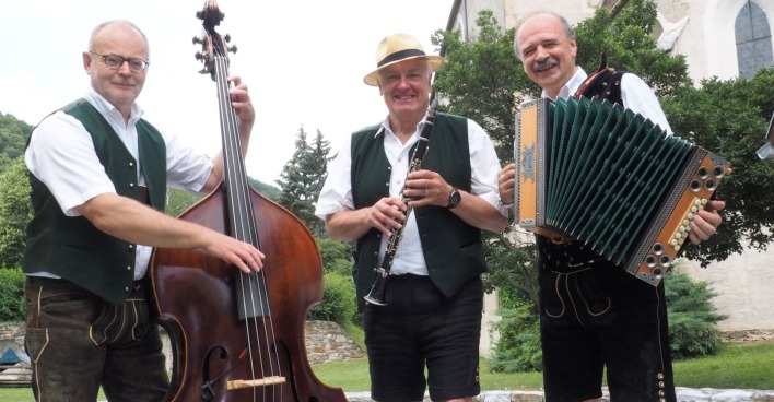 Gruppenbild von Musikern mit Instrumenten