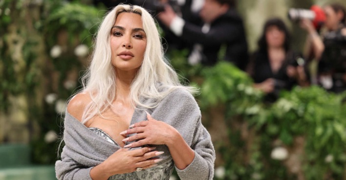 Kim Kardashian mit blonden Haaren bei der Met Gala
