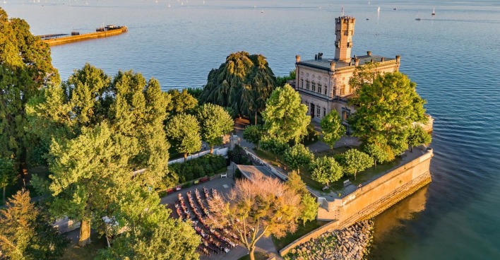 Die Langenargener Festspiele bieten ein umfangreiches Theaterprogramm mit traumhafter Kulisse direkt am See.