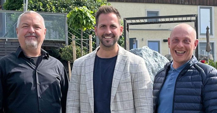 Im Genussgarten von Peter Affenzeller von links nach rechts: "Wohnkult im Turm“-Chef Willi Aichberger (mit kurzen weißen Haaren und weißem Bart, bekleidet mit schwarzem Hemd) , Spirituosen-Produzent Peter Affenzeller (mit blauem T-Shirt, weißem Sakko) und Gartengestaltungsexperte Thomas Kranz (mit blauem T-Shirt und blauer Jacke)