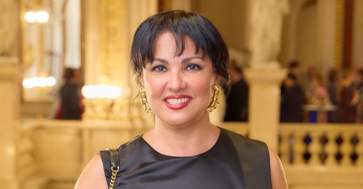 Anna Netrebko mit einem schwarzen Kleid und kurzen schwarzen Haaren.