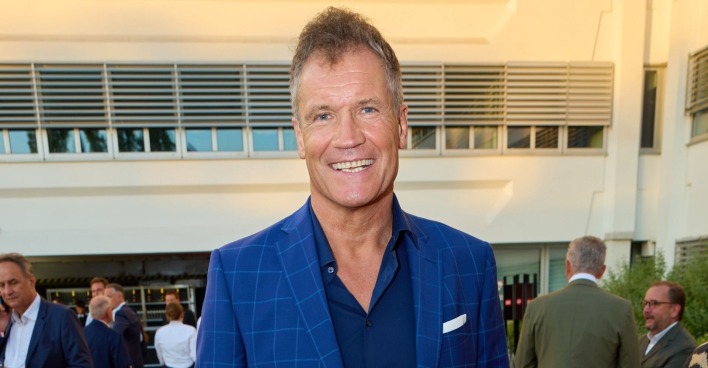 Armin Assinger in einem blauen Sakko.