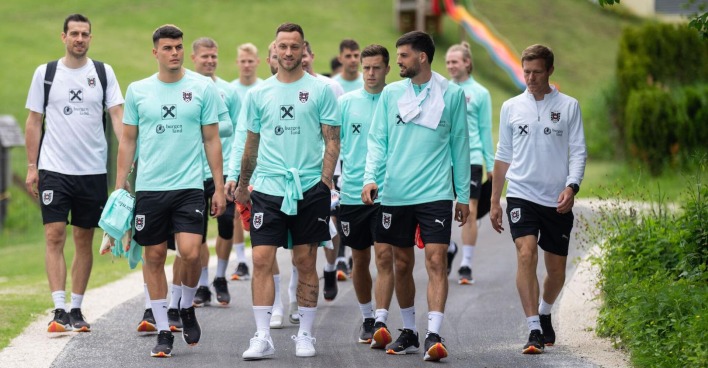 Das Österreich-Team geht einen Weg entlang.