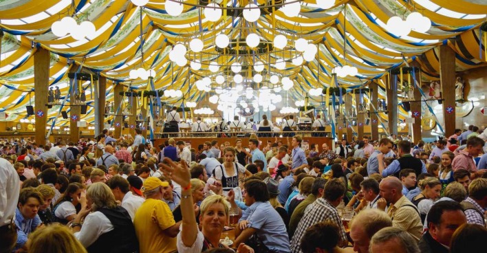Viele Menschen in einem Zelt am Münchner Oktoberfest.