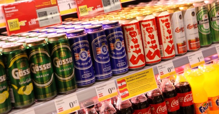 Verschiedene Marken Dosenbier in einem Supermarkt, darunter Gösser und Puntigamer