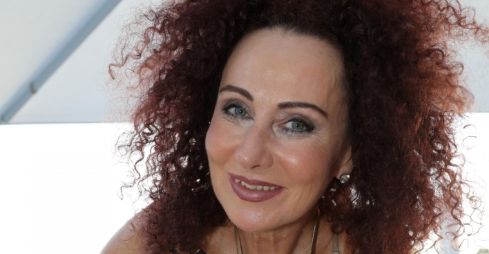 Christina Mausi Lugner mit offenen gelockten roten Haaren.