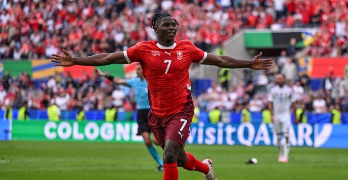 Breel Embolo jubelt auf dem Spielfeld.