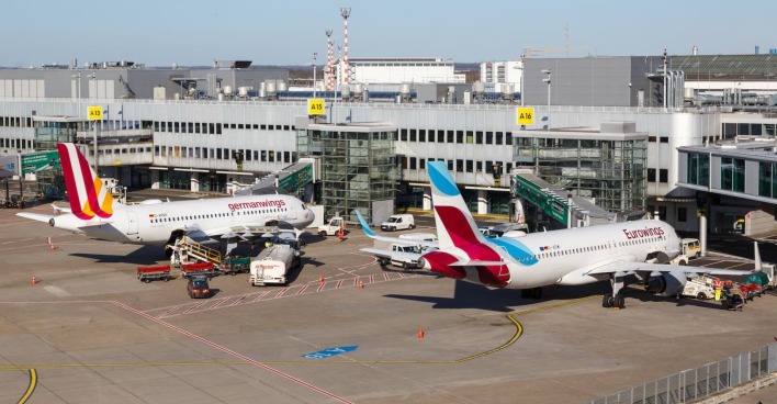 Eurowings Flugzeuge an einem Flughafen.