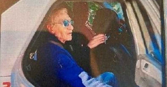 Heinz Leopold Hruby (76) in einem Taxi.