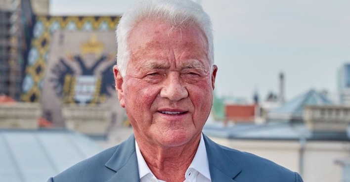 Frank Stronach in Österreich, im Hinterrund der Stephansdom.