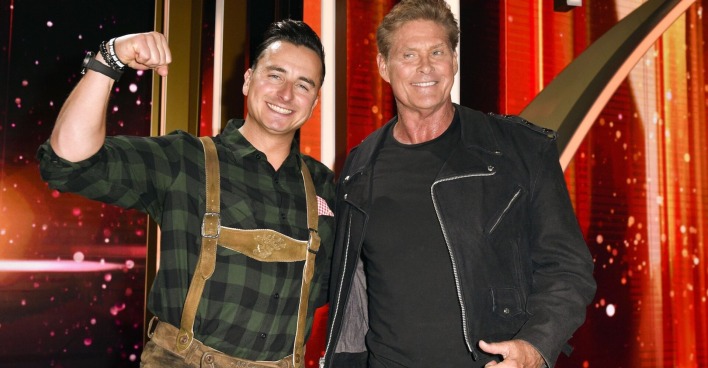 Andreas Gabalier mit einer Tracht und David Hasselhoff mit einer schwarzen Lederjacke.
