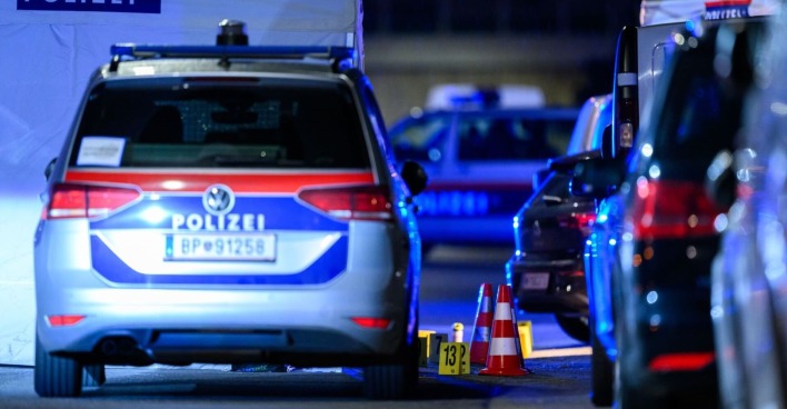 Großabgesperrter Beriecih in Floridsdorf bei Nacht, Blaulicht und Polizeiautos