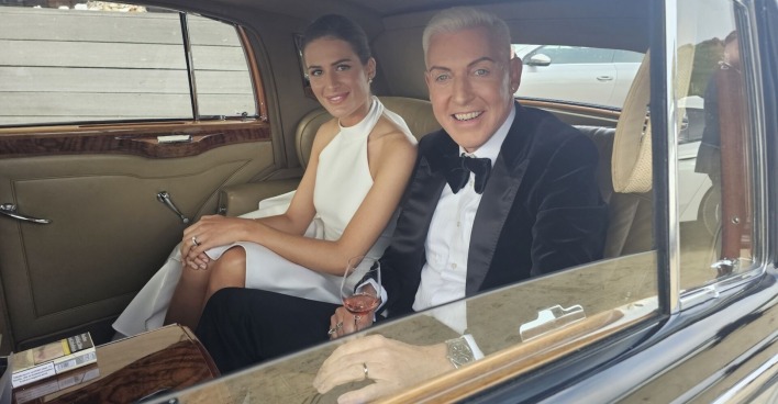 H.P. Baxxter und seine Ehefrau Sara nach der Trauung in einem Auto.
