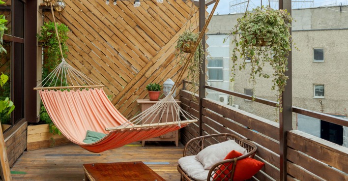 Hängematte auf einem Balkon | Credit: iStock.com/Andrey Rykov